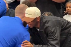 当年的CP4都这么大了！保罗带着儿子观看杜克比赛