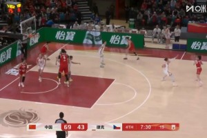 4个对手往张子宇身上扑😰张子宇2+1被多人飞扑 皱眉无语！