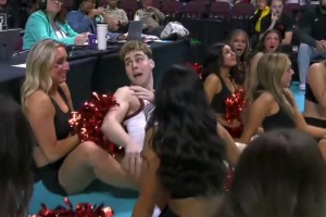 你小子故意的吧！小伙倒地滑出底线，直接扑到啦啦队美女怀里🙈